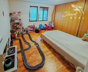 Priestranný rodinný dom v Hornej Strede s veľkým pozemkom