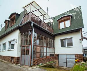 Priestranný rodinný dom v Hornej Strede s veľkým pozemkom