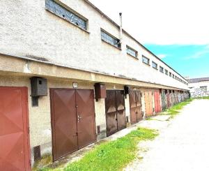 REZERVOVANÉ - GARÁŽ S MONTÁŽNOU JAMOU A ELEKTRIKOU - VÝBORNÁ LOKALITA