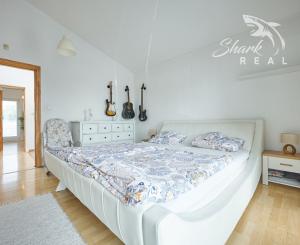 BEZKONKURENČNÁ CENA!  Slnečný 5-izbový rodinný dom na Slnečnej ulici