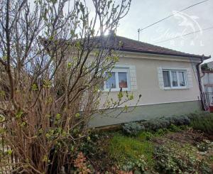 Presvetlený dom s rovinatým pozemkom