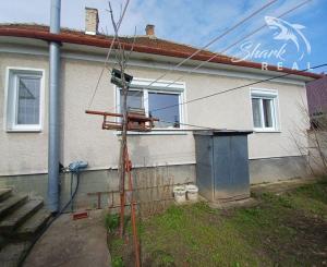 Presvetlený dom s rovinatým pozemkom