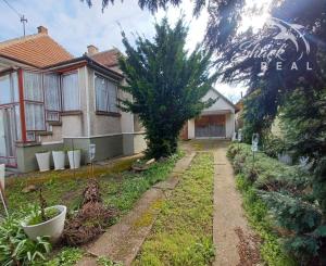 Presvetlený dom s rovinatým pozemkom