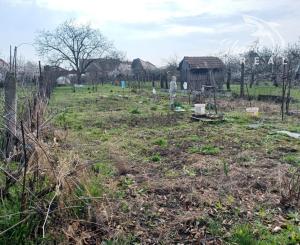 Presvetlený dom s rovinatým pozemkom