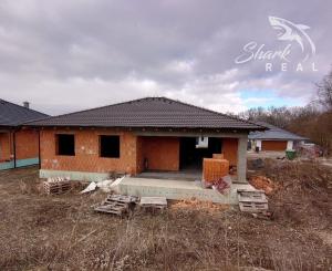 Na predaj 4 izbová novostavba v Malom Lapáši