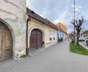 Znížená cena - Jedinečná príležitosť - Historický vinársky dom v samotnom srdci Pezinka