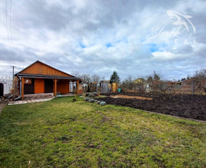 Záhrada s chatkou na okraji mesta / Levice.