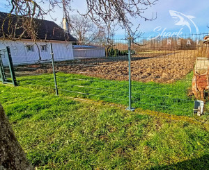 Rovinatý investičný pozemok neďaleko diaľnice