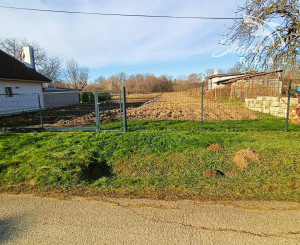 Rovinatý investičný pozemok neďaleko diaľnice