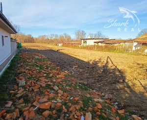 Rovinatý investičný pozemok neďaleko diaľnice