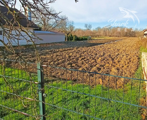 Rovinatý investičný pozemok neďaleko diaľnice