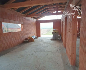 NOVÁ CENA! Rozostavaný bungalov v krásnom prostredí