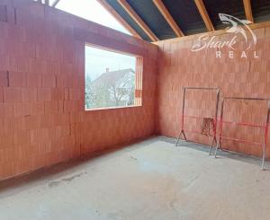 NOVÁ CENA! Rozostavaný bungalov v krásnom prostredí