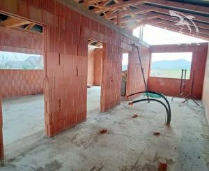 NOVÁ CENA! Rozostavaný bungalov v krásnom prostredí