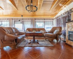 Jedinečná rodinná usadlosť s bazénom, posilňovňou, wellness a hosťovským domom