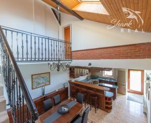 Jedinečná rodinná usadlosť s bazénom, posilňovňou, wellness a hosťovským domom