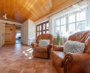 Jedinečná rodinná usadlosť s bazénom, posilňovňou, wellness a hosťovským domom