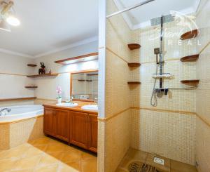 Jedinečná rodinná usadlosť s bazénom, posilňovňou, wellness a hosťovským domom