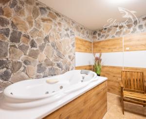 Jedinečná rodinná usadlosť s bazénom, posilňovňou, wellness a hosťovským domom