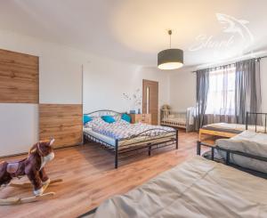 Jedinečná rodinná usadlosť s bazénom, posilňovňou, wellness a hosťovským domom