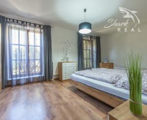 Jedinečná rodinná usadlosť s bazénom, posilňovňou, wellness a hosťovským domom