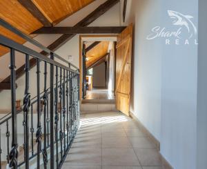 Jedinečná rodinná usadlosť s bazénom, posilňovňou, wellness a hosťovským domom