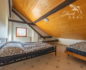 Jedinečná rodinná usadlosť s bazénom, posilňovňou, wellness a hosťovským domom