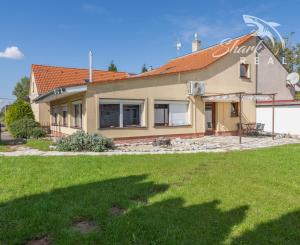 Jedinečná rodinná usadlosť s bazénom, posilňovňou, wellness a hosťovským domom