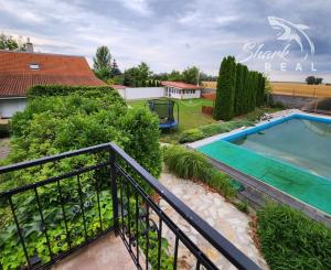 Jedinečná rodinná usadlosť s bazénom, posilňovňou, wellness a hosťovským domom