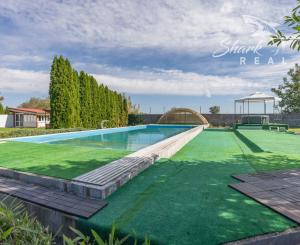 Jedinečná rodinná usadlosť s bazénom, posilňovňou, wellness a hosťovským domom