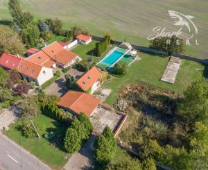 Jedinečná rodinná usadlosť s bazénom, posilňovňou, wellness a hosťovským domom