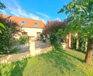 Jedinečná rodinná usadlosť s bazénom, posilňovňou, wellness a hosťovským domom