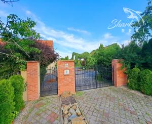 Jedinečná rodinná usadlosť s bazénom, posilňovňou, wellness a hosťovským domom