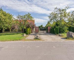 Jedinečná rodinná usadlosť s bazénom, posilňovňou, wellness a hosťovským domom