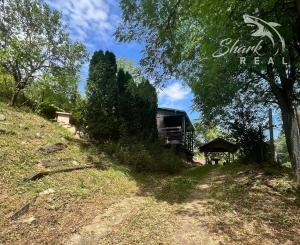 Chatka v lone prírody s pekným pozemkom