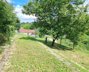 Chatka v lone prírody s pekným pozemkom