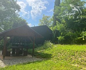 Chatka v lone prírody s pekným pozemkom