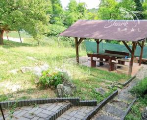 Chatka v lone prírody s pekným pozemkom