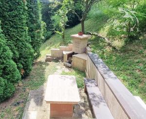 Chatka v lone prírody s pekným pozemkom