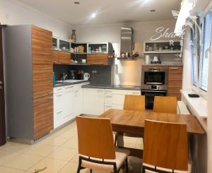 Jedinečná apartmánová nehnutelnosť s bazénom a záhradou