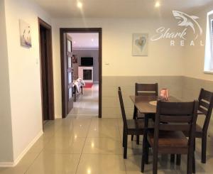 Jedinečná apartmánová nehnutelnosť s bazénom a záhradou