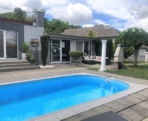 Jedinečná apartmánová nehnutelnosť s bazénom a záhradou