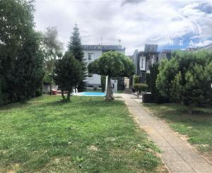 Jedinečná apartmánová nehnutelnosť s bazénom a záhradou