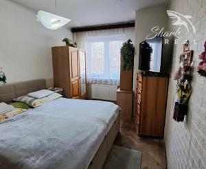 ZNÍŽENÁ CENA!!! Slnečný 3 izbový byt s garážou