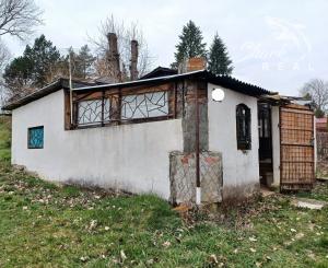 Chatka pri termálnom kúpalisku Santovka.