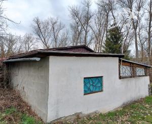 Chatka pri termálnom kúpalisku Santovka.