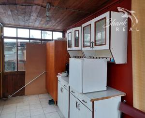 Chatka pri termálnom kúpalisku Santovka.