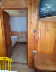 Chatka pri termálnom kúpalisku Santovka.