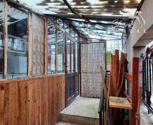 Chatka pri termálnom kúpalisku Santovka.