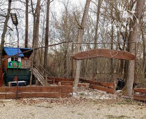 Chatka pri termálnom kúpalisku Santovka.